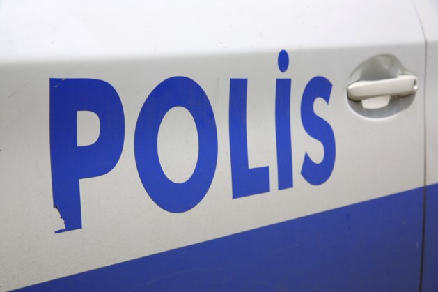 Turkse schoolbus stort in kanaal