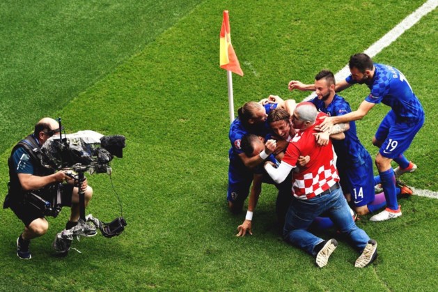 Kroatische fan viert doelpunt mee op veld