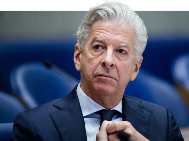 Minister Plasterk uit roulatie vanwege hartklachten