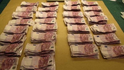 Moeder En Zoon Slikken 3 Ton Aan Geld In De Limburger Mobile
