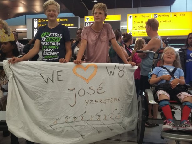 Familie en bloemen voor olympiërs op Schiphol