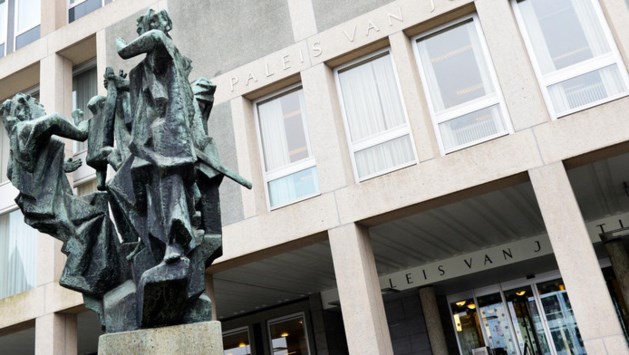 Vader in de cel voor doden baby van 8 maanden