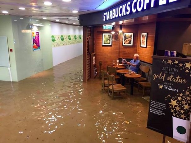 Chinese man in overstroomde Starbucks verovert het internet