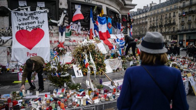 Parijs herdenkt terroristische aanslagen van jaar geleden