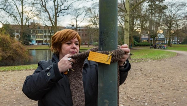 Natasja hangt sjaals op om daklozen warme winter te bezorgen