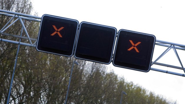 Dode en gewonde door omvallen verkeersportaal op A9