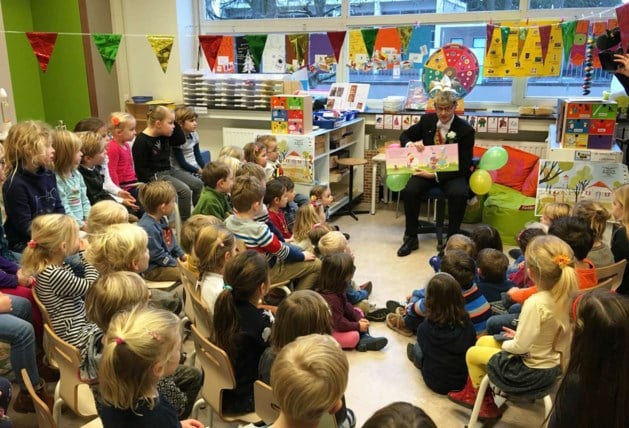 Maastrichtse Prins Bastiaan leest kleuters voor