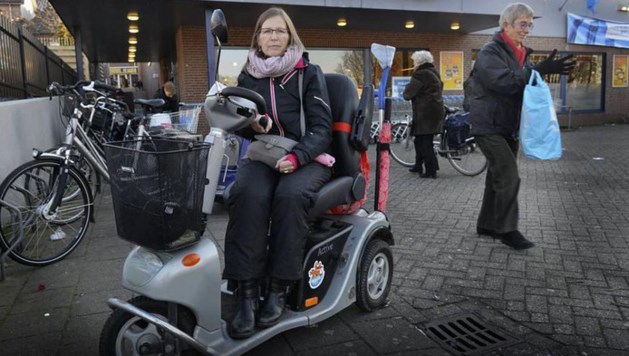 Uur in de kou omdat vandaal band scootmobiel lek stak