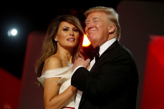 Video: de genante openingsdans van Trump