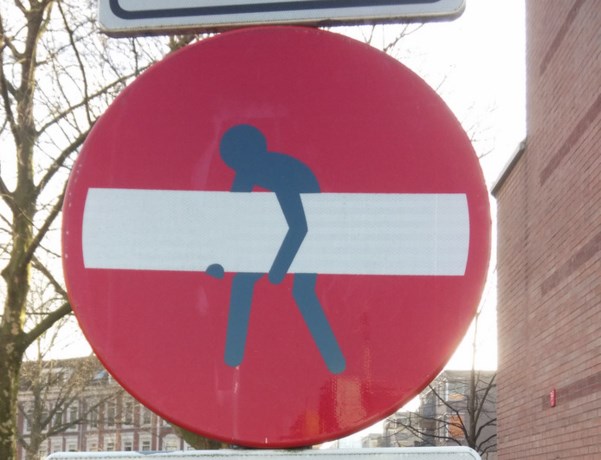 Verkeersbordenkunstenaar slaat toe