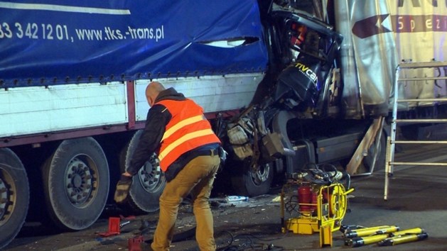 Chauffeur komt om het leven na botsing met stilstaande truck