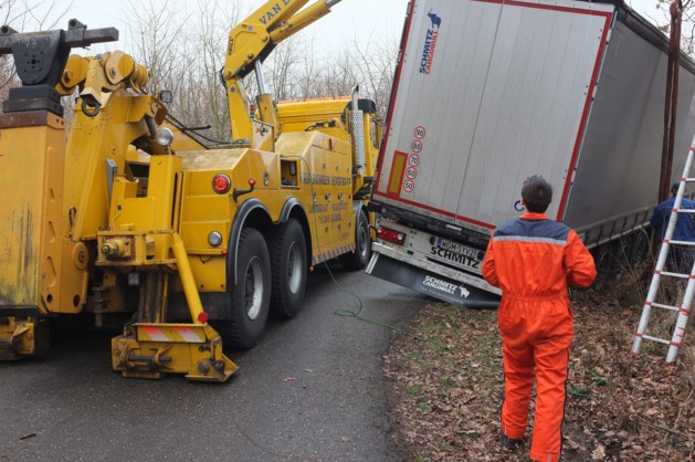 Klungelige vrachtwagenchauffeur rijdt zich vijf keer vast in berm
