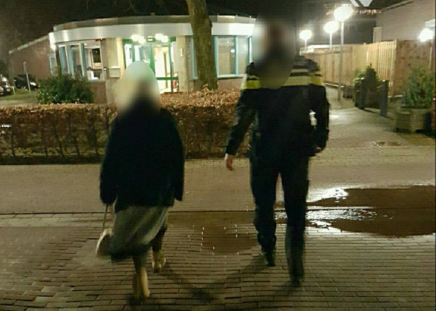 Verwarde vrouw loopt weg uit zorginstelling