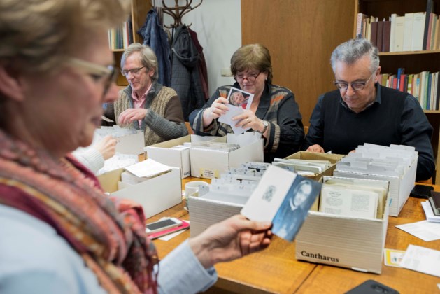 Burgemeester van Roermond sorteert bidprentjes