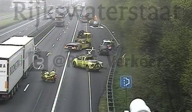 Auto brandt volledig uit op A2