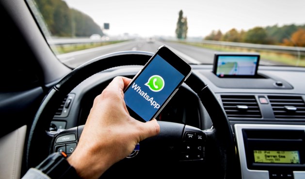 'Verdubbel boete voor whatsappende ouders in auto'