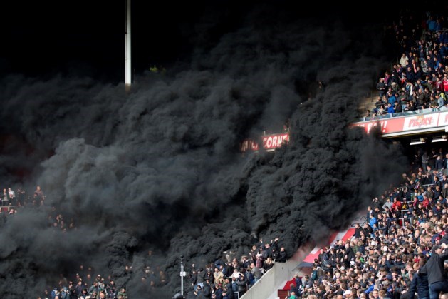 Rookbommen waarschijnlijk gecoördineerde actie PSV-aanhang