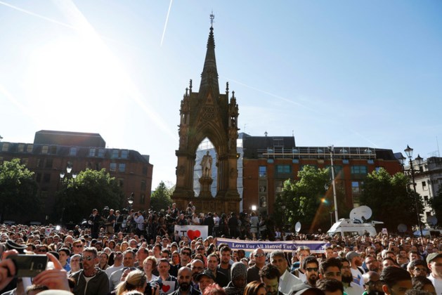 Duizenden mensen herdenken slachtoffers aanslag Manchester