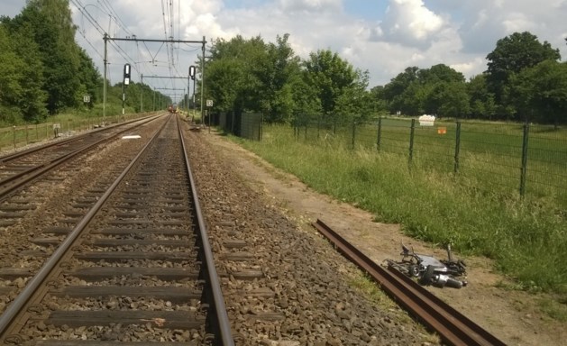 Man met scootmobiel ontsnapt aan dood bij overweg