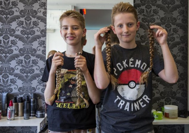 regeling Verbaasd Hoe dan ook Jongens laten haren knippen en helpen meisjes aan pruik - De Limburger  Mobile