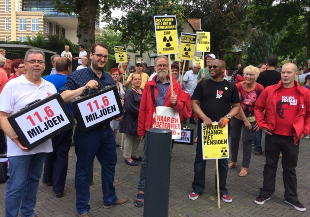Groepje SP'ers demonstreert voor ABP-kantoor in Heerlen