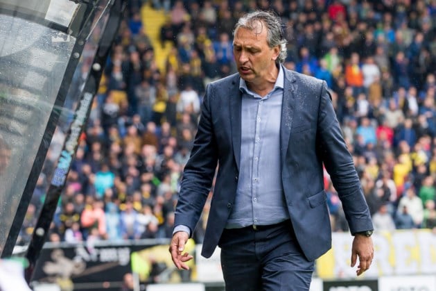 Maaskant stopt als voetbaltrainer: 'Ben er klaar mee'