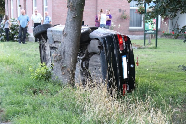 Auto botst tegen boom, bestuurder aangehouden