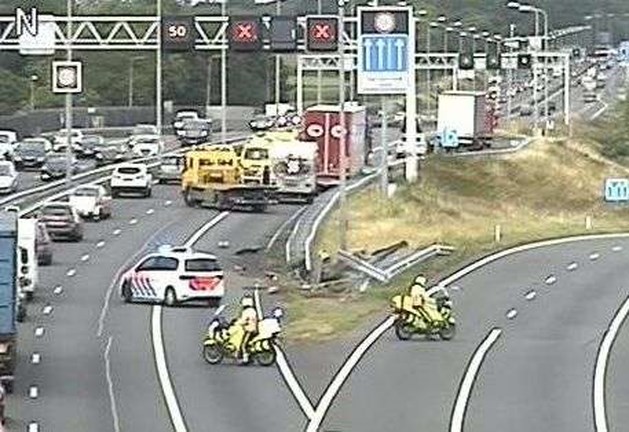 Vrachtwagen ramt vangrail op A2