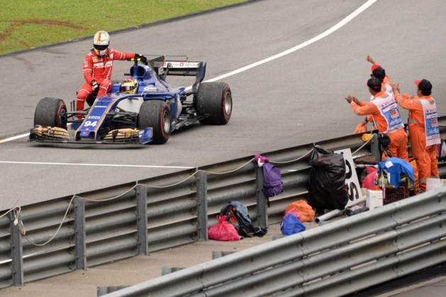 Vettel crasht na finish en moet meeliften met Wehrlein