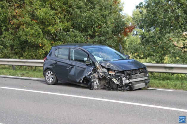 Automobilist gewond na harde crash tegen boom