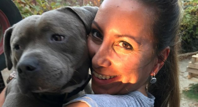 Naomi dolgelukkig na hereniging met 'gestolen' hondje Janssen