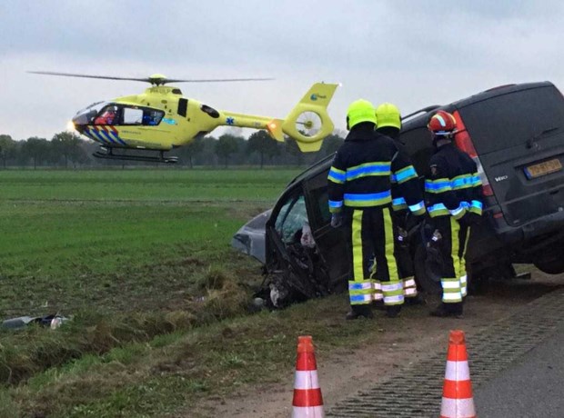 Gewonden bij frontale botsing, traumahelikopter ter plaatse