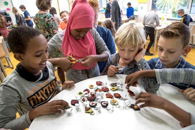 Schoolkinderen verdienen zelf geld voor speelplaats