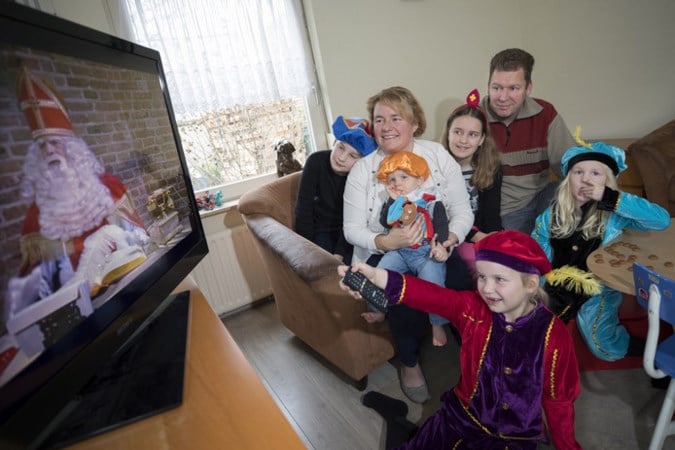 Limburgs gezin compleet in pietenpak voor de tv: Sinterklaasjournaal begint weer