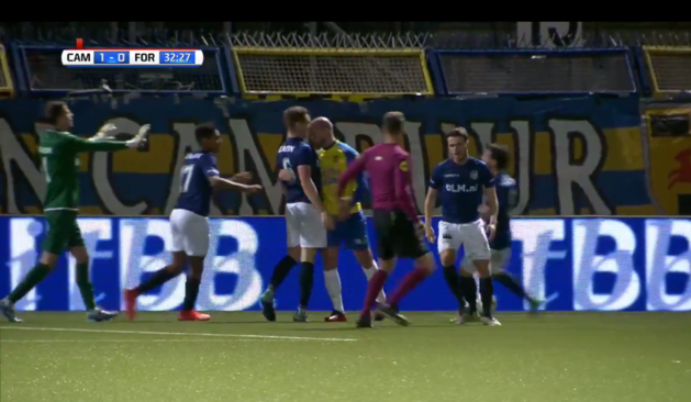 Video: Bryan Smeets van het veld na kopstoot aan Fortuna-speler