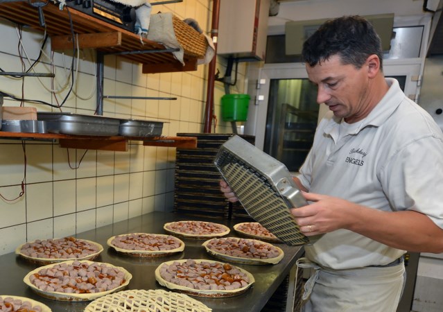 Bakker verwerkt 80.000 frikandellen in de vlaai