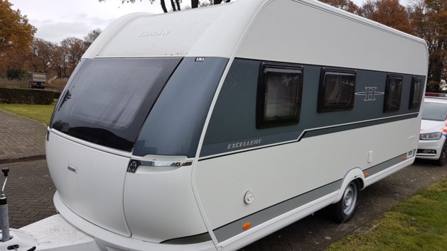 Ieren in groene jeep stelen caravan van erf