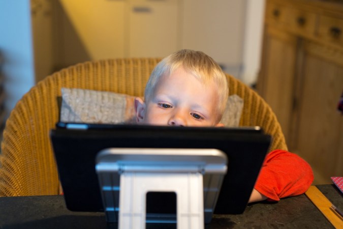 Kinderen gaan steeds vroeger aan de tablet, hoe erg is dat?