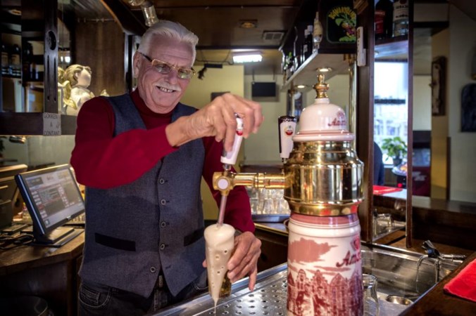 Kastelein Leo (70) staat toch weer achter de toog