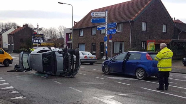 Meerdere auto's botsen in Beek