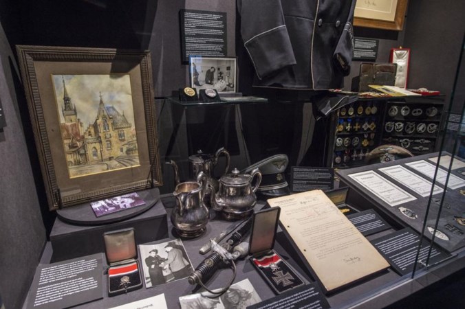 Beladen aquarel van Hitler draait rond in Beek