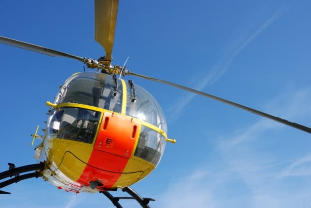 Helikopter scheert laag over mensenmassa: politie zoekt piloot