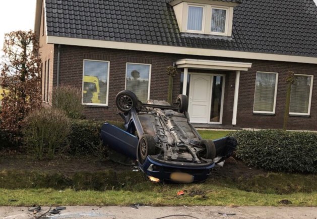 Auto belandt op de kop in tuin van woning