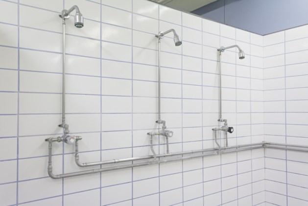Gemeente sluit kleedlokalen voetbalclub vanwege legionellabacterie