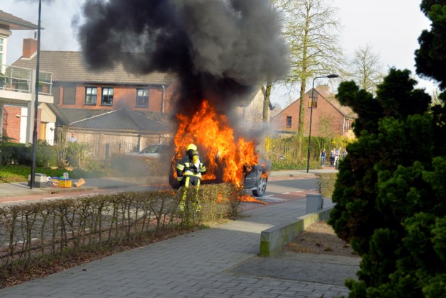 Rijdende auto vliegt in brand in woonwijk