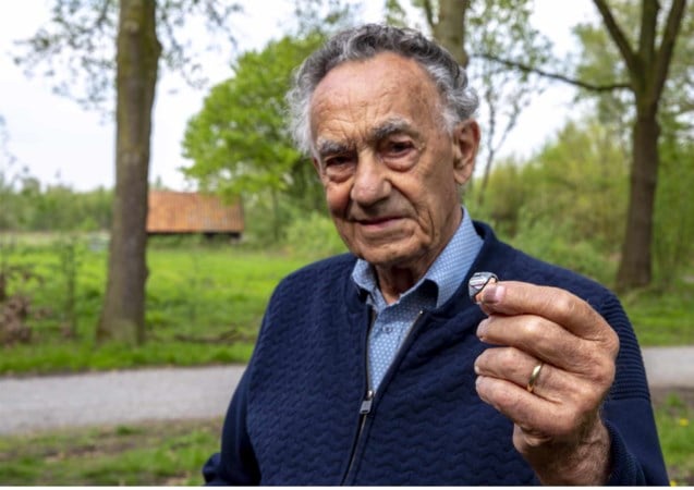 Ring gemaakt van vliegtuigwrak na 75 jaar terug naar Engeland