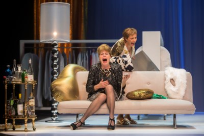 Schateren Om Twee Hysterische Ouwe Wijven De Limburger