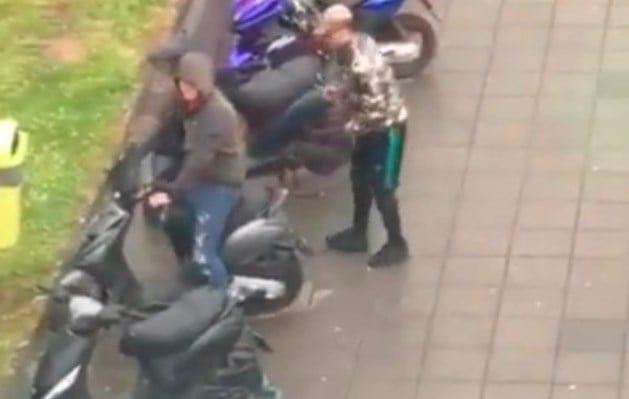 Video - Hondsbrutale dieven stelen scooter op middelbare school
