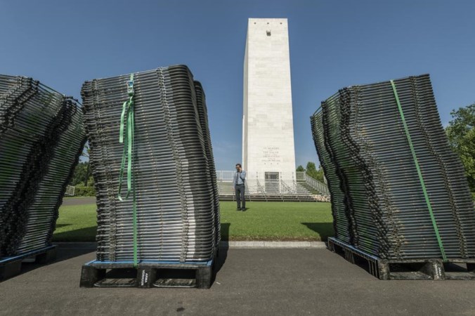 Betonblokken en bomhonden op begraafplaats