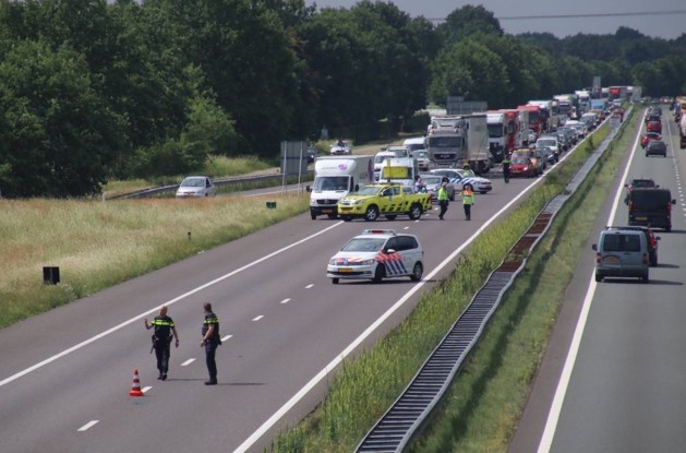 Gewonde gevonden in middenberm, files op de A2 bij Budel - De Limburger
